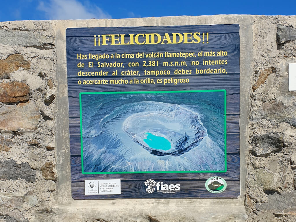 The sign at the top of the volcano congratulates you on making it to the top in Spanish