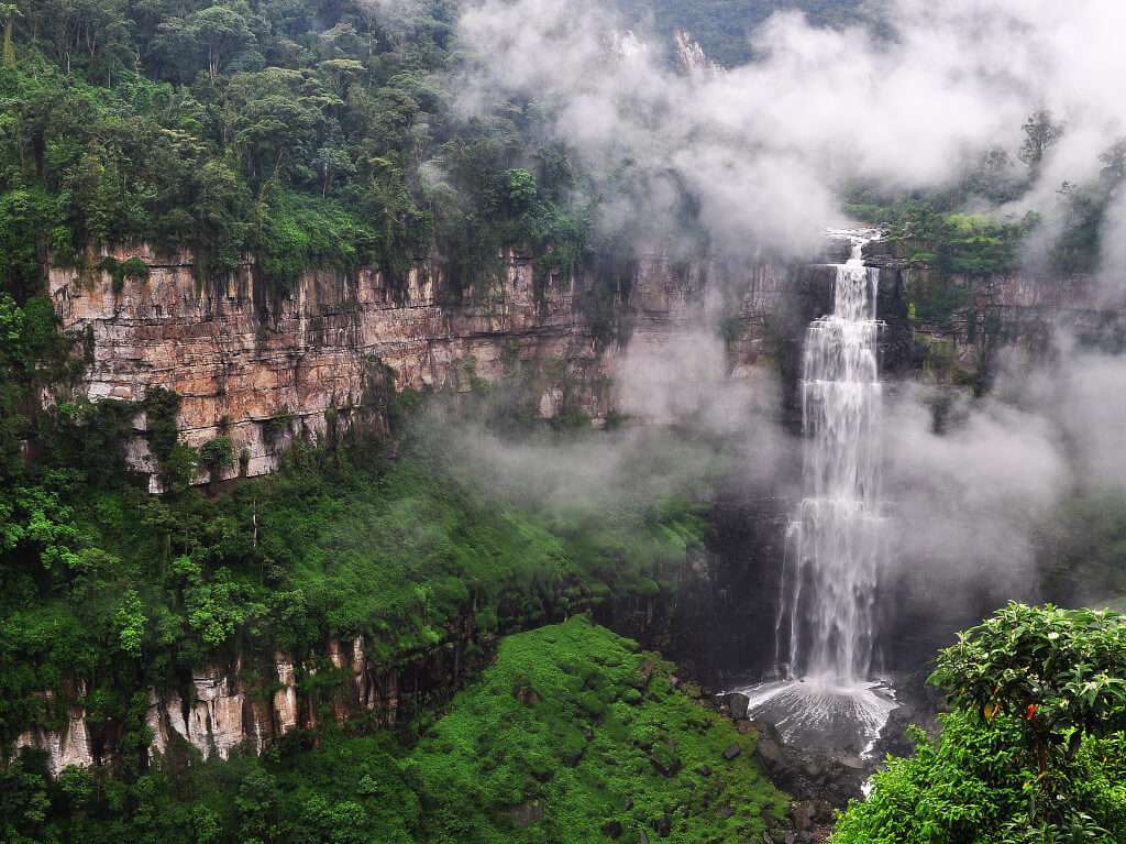 The Salto del Tequendama falls on a clearer day, the different cascade levels are visible between the clouds