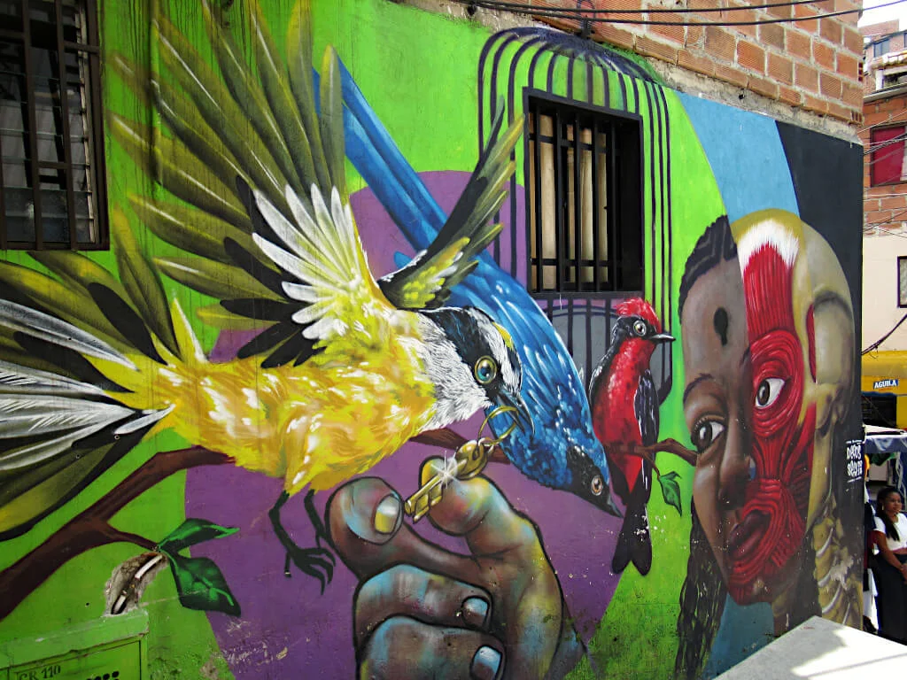 Building-side artwork depicting the three colours of the Colombia flag in Comuna 13