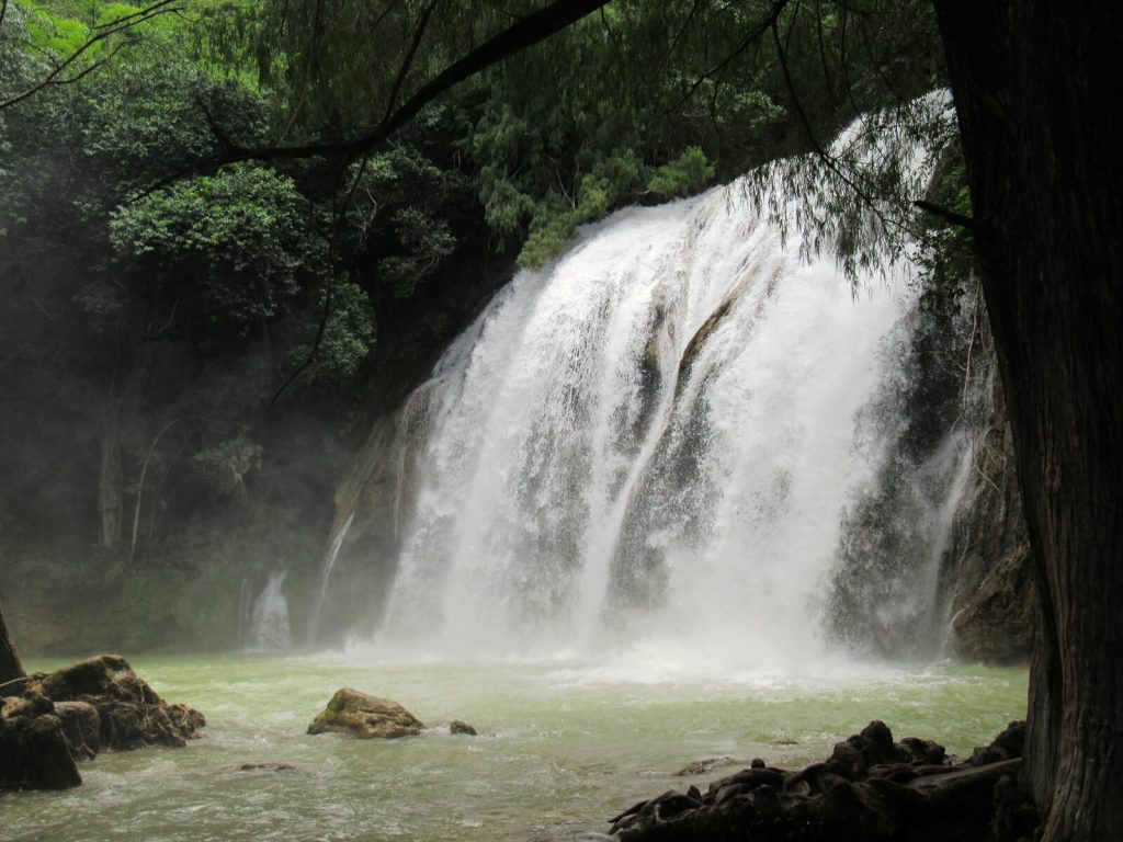 Cascada Ala de Angel at Cascadas El Chiflon, with a side view of the waterfall