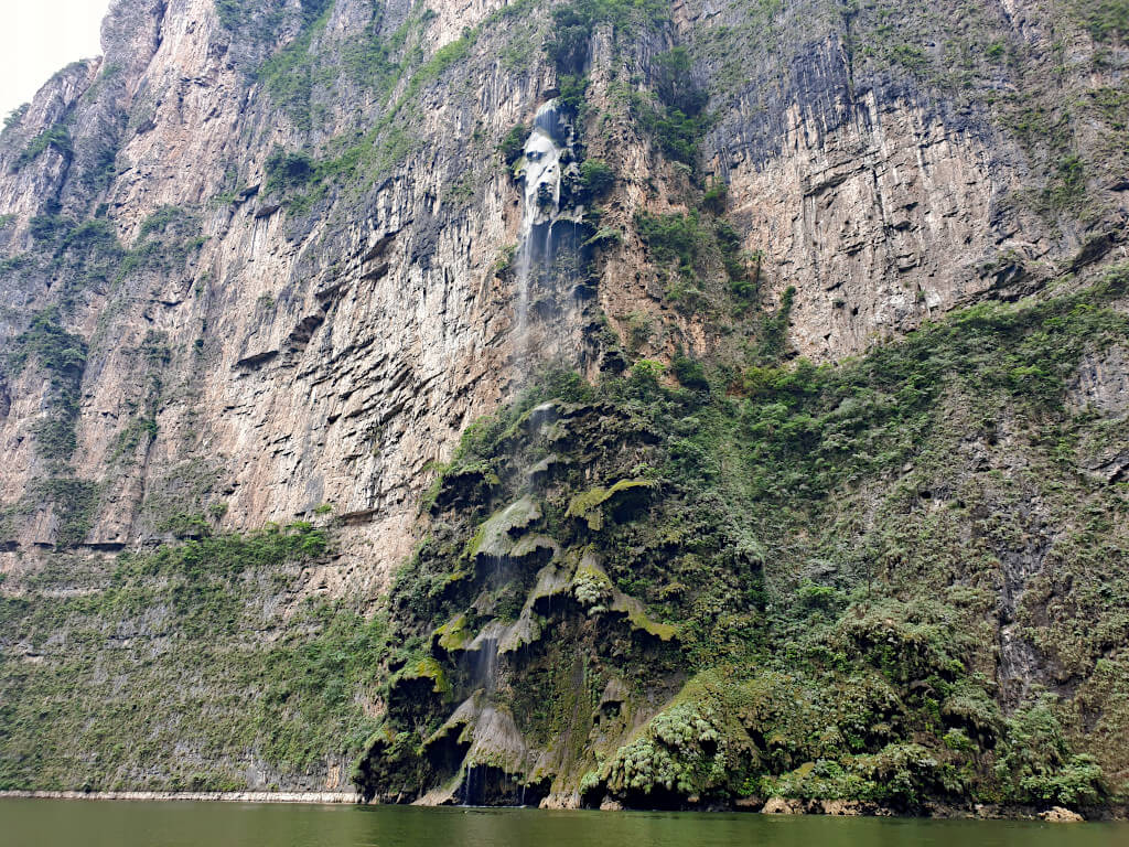 Cascada Arbol de Navidad inside the Sumidero Canyon, which looks like a Christmas Tree