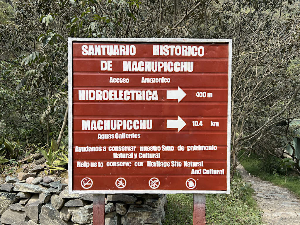 Sign showing the distance of the hike from Hidroelectrica to Aguas Calientes, doing this is one of the cheapest ways to get from Cusco to Machu Picchu.