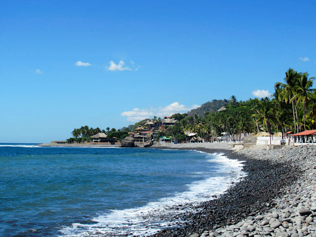 Looking along the pebble shore at El Tunco on the Pacific coast