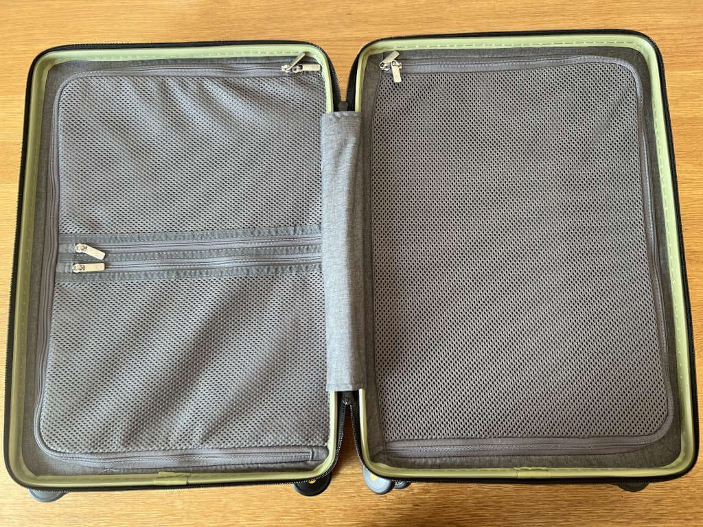 Inside of the Textured Carry-On suitcase (20 inch) from LEVEL8