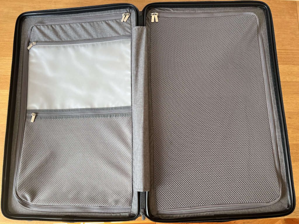 The zipped dividers of the Voyageur suitcase from LEVEL8 with a waterproof pocked and mesh divider