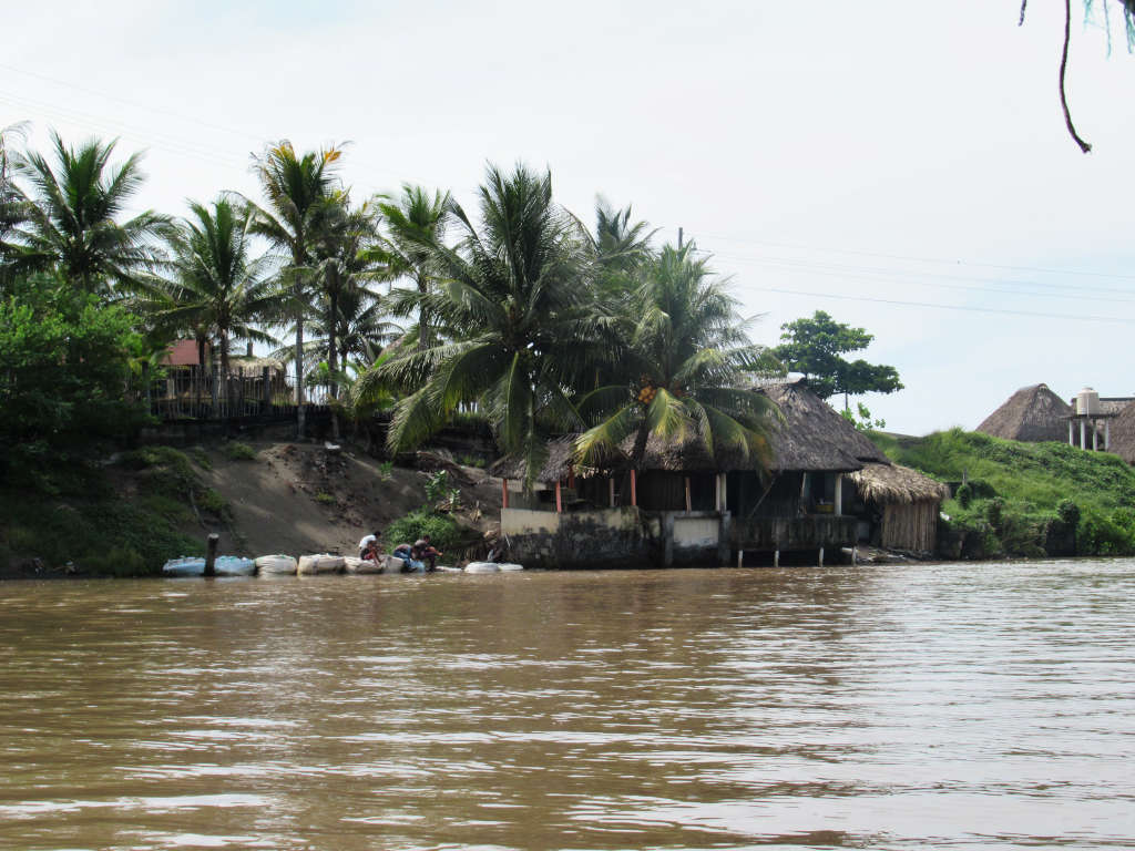 A riverside property in El Paredon